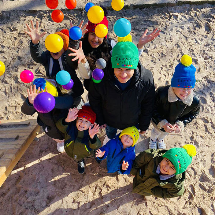 Kinder mit bunten Bällen